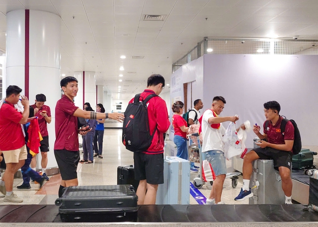 Bị 'delay' 2 tiếng, đội tuyển Việt Nam về đến H&agrave; Nội an to&agrave;n: HLV Kim lo hồi phục thể lực ngay - Ảnh 5.