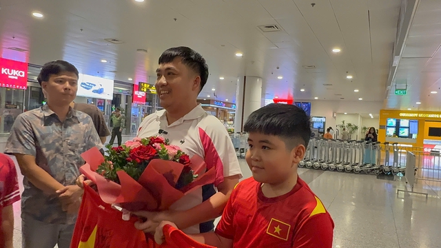 Bị 'delay' 2 tiếng, đội tuyển Việt Nam về đến H&agrave; Nội an to&agrave;n: HLV Kim lo hồi phục thể lực ngay - Ảnh 1.