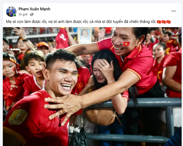 Xuân Mạnh ôm mẹ, hôn vợ sau trận thắng Thái Lan: 'Con làm được rồi, anh làm được rồi'- Ảnh 1.