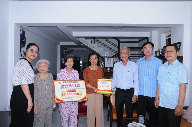  Lãnh đạo phường đến nhà trao thưởng cho dân - Ảnh 1.