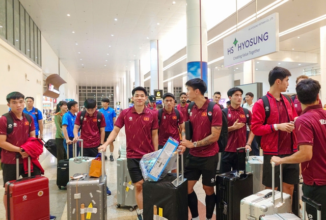 Bị 'delay' 2 tiếng, đội tuyển Việt Nam về đến H&agrave; Nội an to&agrave;n: HLV Kim lo hồi phục thể lực ngay - Ảnh 8.
