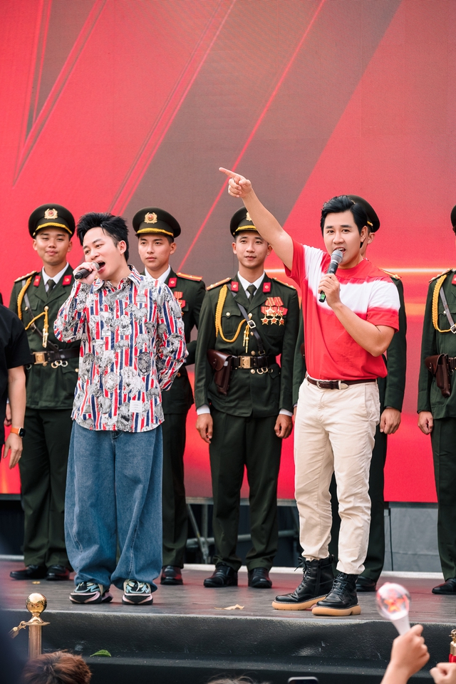Nguyên Khang, Tùng Dương khuấy động phố đi bộ Nguyễn Huệ - Ảnh 2.
