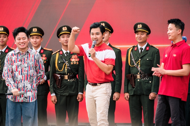 Nguyên Khang, Tùng Dương khuấy động phố đi bộ Nguyễn Huệ - Ảnh 1.