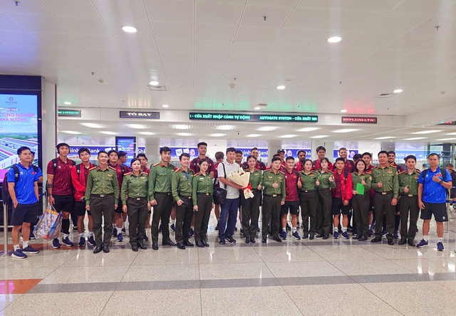 Bị 'delay' 2 tiếng, đội tuyển Việt Nam về đến H&agrave; Nội an to&agrave;n: HLV Kim lo hồi phục thể lực ngay - Ảnh 9.