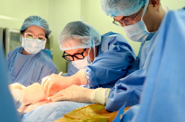 Uống nhầm chất tẩy bồn cầu, người đàn ông mất toàn bộ dạ dày- Ảnh 1.