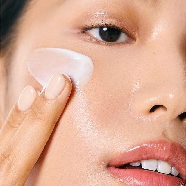 Mẹo bôi lại kem chống nắng cực nhanh không gây vón cục hay hỏng lớp makeup- Ảnh 1.