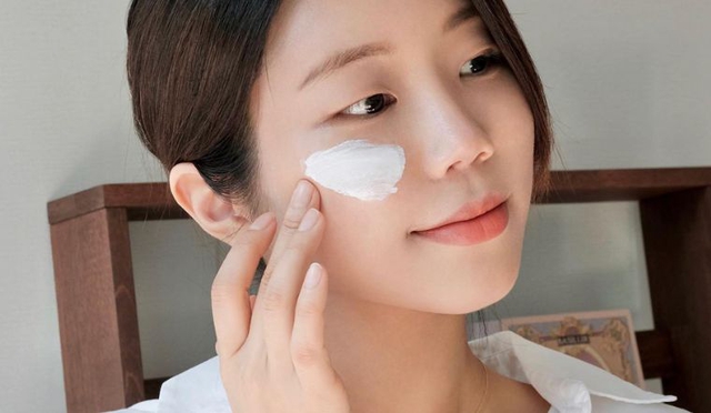 Mẹo bôi lại kem chống nắng cực nhanh không gây vón cục hay hỏng lớp makeup- Ảnh 2.
