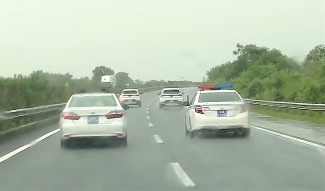 Cục CSGT l&agrave;m mẫu c&aacute;ch chạy tr&ecirc;n &lsquo;l&agrave;n vượt xe&rsquo; cao tốc, t&agrave;i xế n&ecirc;n xem kỹ - Ảnh 1.
