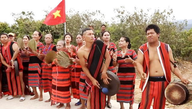 Người trẻ phố thị giữ hồn đại ng&agrave;n: Kể chuyện bản l&agrave;ng bằng tiếng h&aacute;t Pa K&ocirc;h - Ảnh 4.