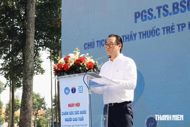 Hơn 1.000 người cao tuổi được khám sức khỏe miễn phí tại công viên Tao Đàn - Ảnh 2.