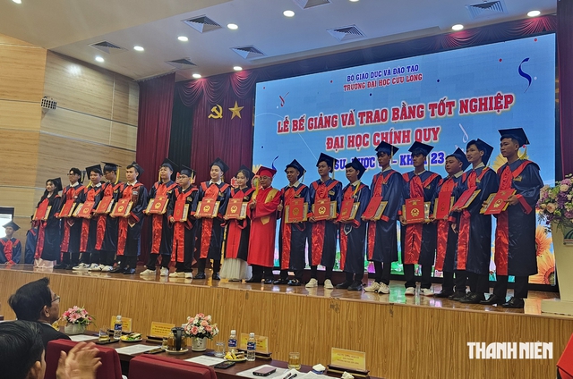 Trao bằng tốt nghiệp cho 334 tân kỹ sư, dược sĩ - Ảnh 2.