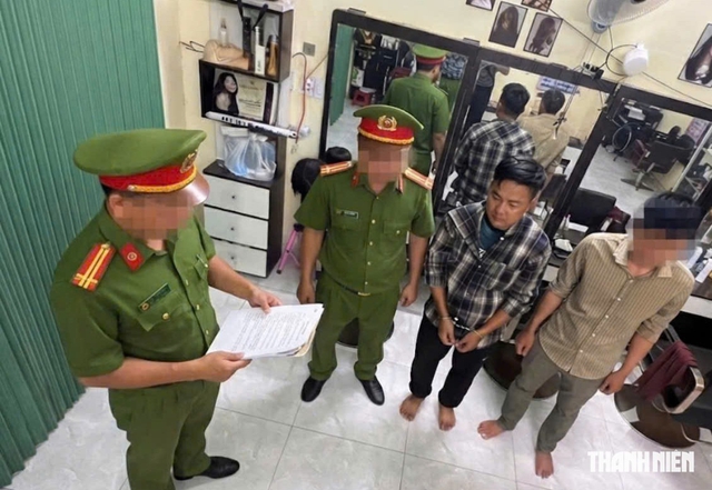 Vụ dùng còng số 8 bắt người rồi ép viết giấy nợ: Tạm giữ 4 nghi phạm - Ảnh 1.