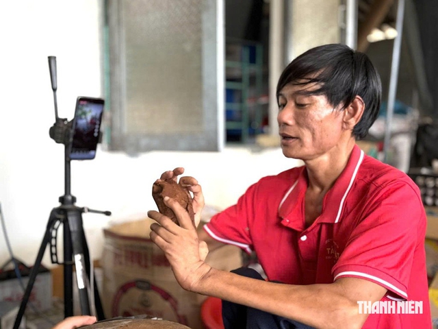 Vợ chồng khuyết tật và những buổi livestream làm nhang - Ảnh 3.