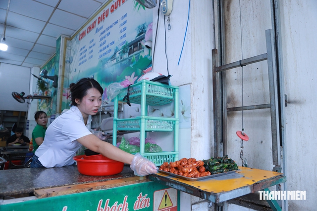 Qu&aacute;n cơm chay ở TP.HCM c&oacute; 'thang m&aacute;y' đưa đồ ăn l&ecirc;n xuống: Nhiều kh&aacute;ch th&iacute;ch th&uacute;  - Ảnh 3.
