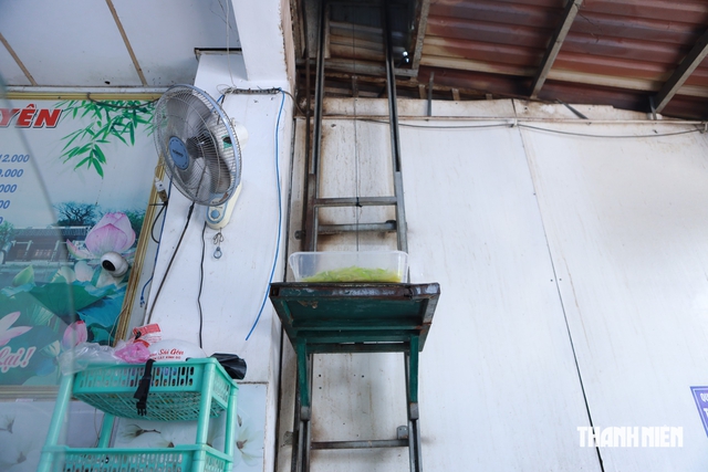 Qu&aacute;n cơm chay ở TP.HCM c&oacute; 'thang m&aacute;y' đưa đồ ăn l&ecirc;n xuống: Nhiều kh&aacute;ch th&iacute;ch th&uacute;  - Ảnh 2.
