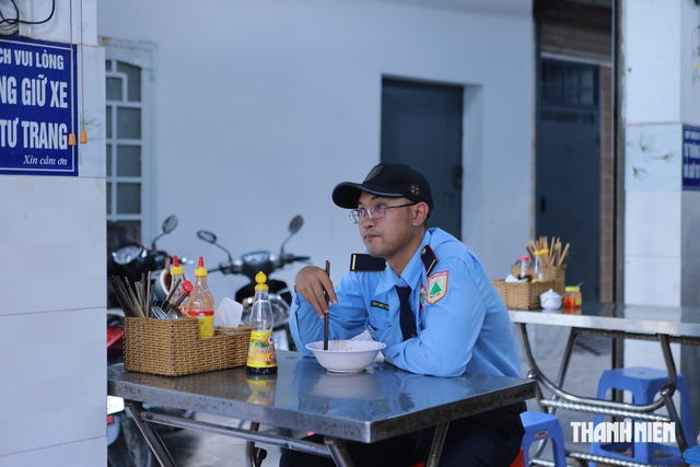 Qu&aacute;n cơm chay ở TP.HCM c&oacute; 'thang m&aacute;y' đưa đồ ăn l&ecirc;n xuống: Nhiều kh&aacute;ch th&iacute;ch th&uacute;  - Ảnh 10.