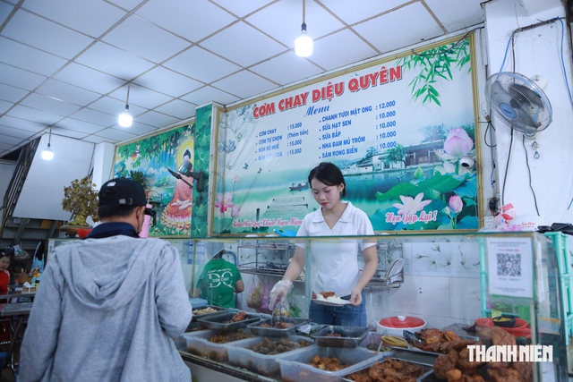 Qu&aacute;n cơm chay ở TP.HCM c&oacute; 'thang m&aacute;y' đưa đồ ăn l&ecirc;n xuống: Nhiều kh&aacute;ch th&iacute;ch th&uacute;  - Ảnh 8.