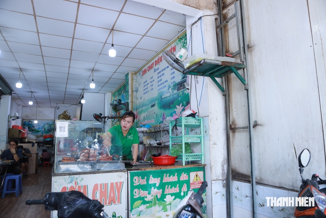 Qu&aacute;n cơm chay ở TP.HCM c&oacute; 'thang m&aacute;y' đưa đồ ăn l&ecirc;n xuống: Nhiều kh&aacute;ch th&iacute;ch th&uacute;  - Ảnh 1.