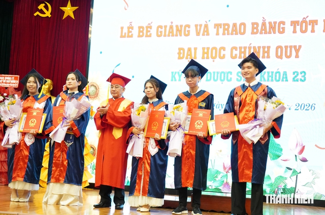 Trao bằng tốt nghiệp cho 334 tân kỹ sư, dược sĩ - Ảnh 1.