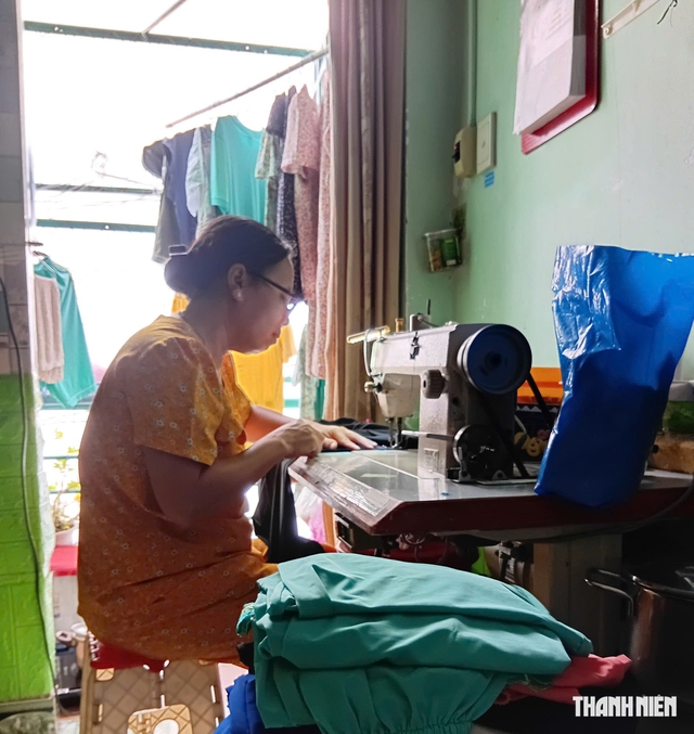 Đường kim mũi chỉ của người mẹ hiền và nỗi lo học phí cho con- Ảnh 1.