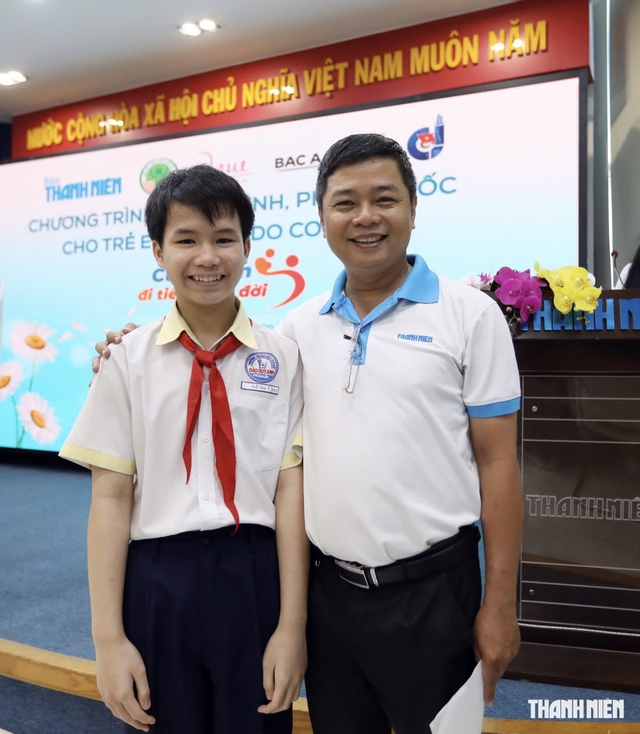 Đường kim mũi chỉ của người mẹ hiền và nỗi lo học phí cho con- Ảnh 2.