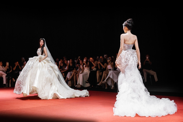 Kỳ Duyên và Thiên Ân thân thiết trong show diễn áo cưới - Ảnh 2.