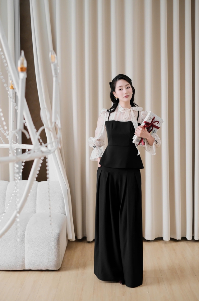 &Aacute;o peplum biến mọi v&oacute;c d&aacute;ng th&agrave;nh 'đồng hồ c&aacute;t'  - Ảnh 3.
