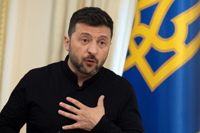 Tổng thống Zelensky lần đầu n&oacute;i r&otilde; về m&acirc;u thuẫn với cựu Bộ trưởng Quốc ph&ograve;ng Fedorov- Ảnh 1.