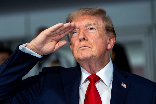 Ông Trump tuyên bố Iran đang 'sụp đổ hoàn toàn' - Ảnh 1.