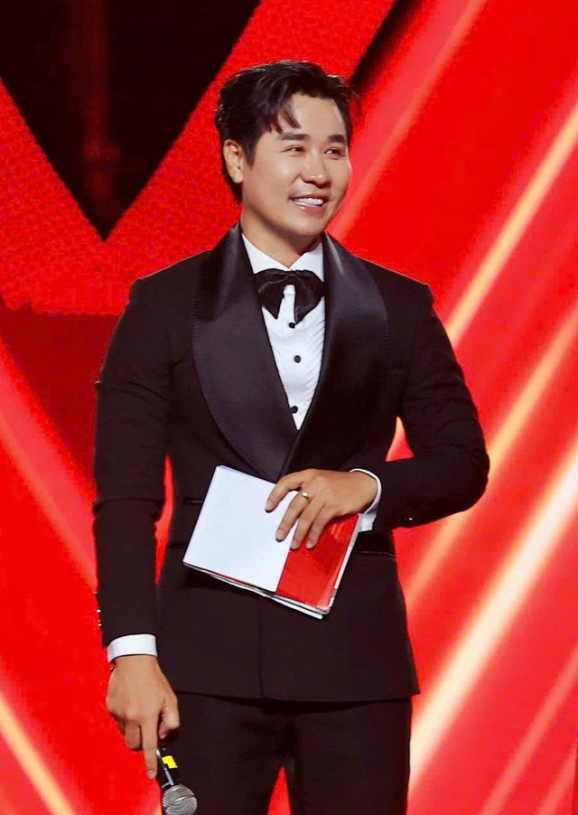 Nguyên Khang tiết lộ hậu trường 'đội mưa' dẫn concert 'Tổ quốc trong tim' đang gây sốt- Ảnh 2.