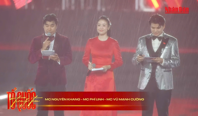 Nguyên Khang tiết lộ hậu trường 'đội mưa' dẫn concert 'Tổ quốc trong tim' đang gây sốt- Ảnh 1.