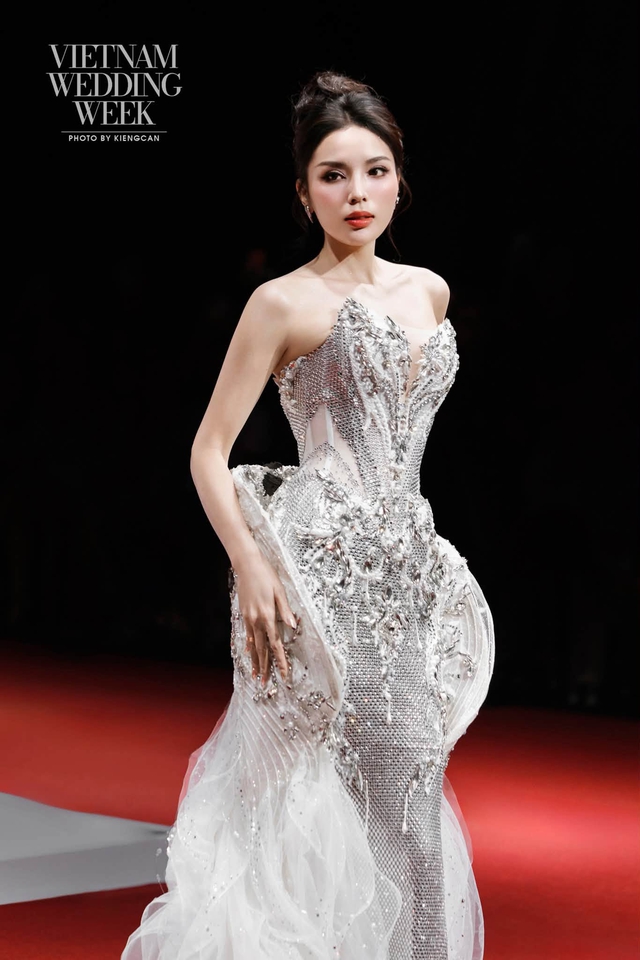 Kỳ Duyên và Thiên Ân thân thiết trong show diễn áo cưới - Ảnh 4.