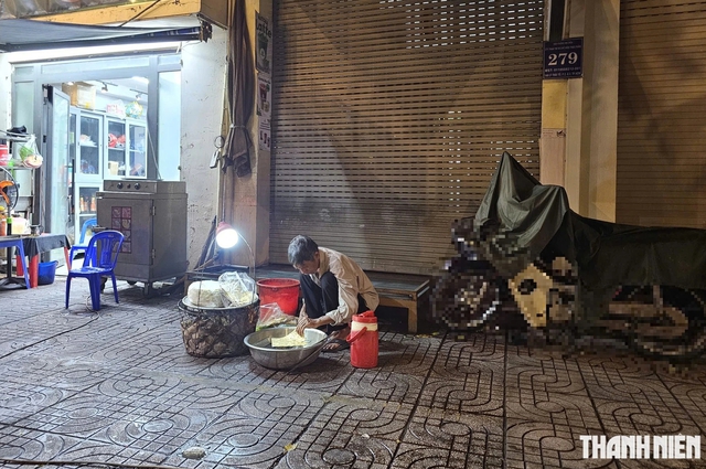 Cảm động ông lão bán bánh chuối nướng nuôi cháu mồ côi - Ảnh 5.