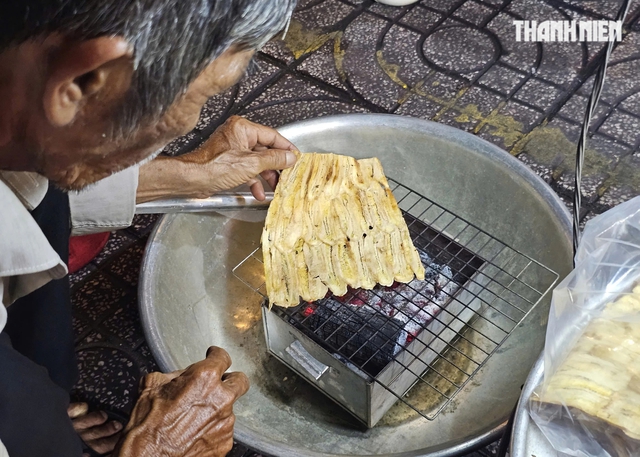 Cảm động ông lão bán bánh chuối nướng nuôi cháu mồ côi - Ảnh 3.
