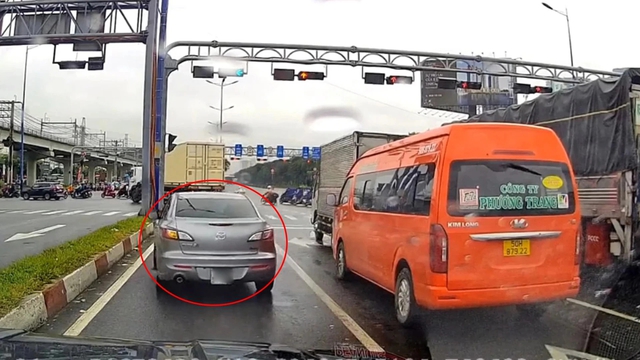 Bật xi-nhan trước khi rẽ bao nhi&ecirc;u m&eacute;t mới đ&uacute;ng luật? - Ảnh 2.