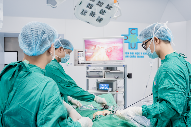Tr&igrave; nặng bụng dưới, người phụ nữ ph&aacute;t hiện khối u buồng trứng 13 cm - Ảnh 1.