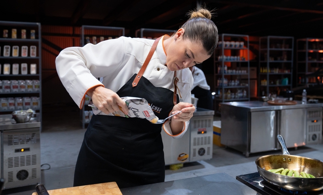 Nữ đầu bếp Đan Mạch Chef Camila trổ tài món ngon Việt làm 'choáng' cả giám khảo - Ảnh 3.