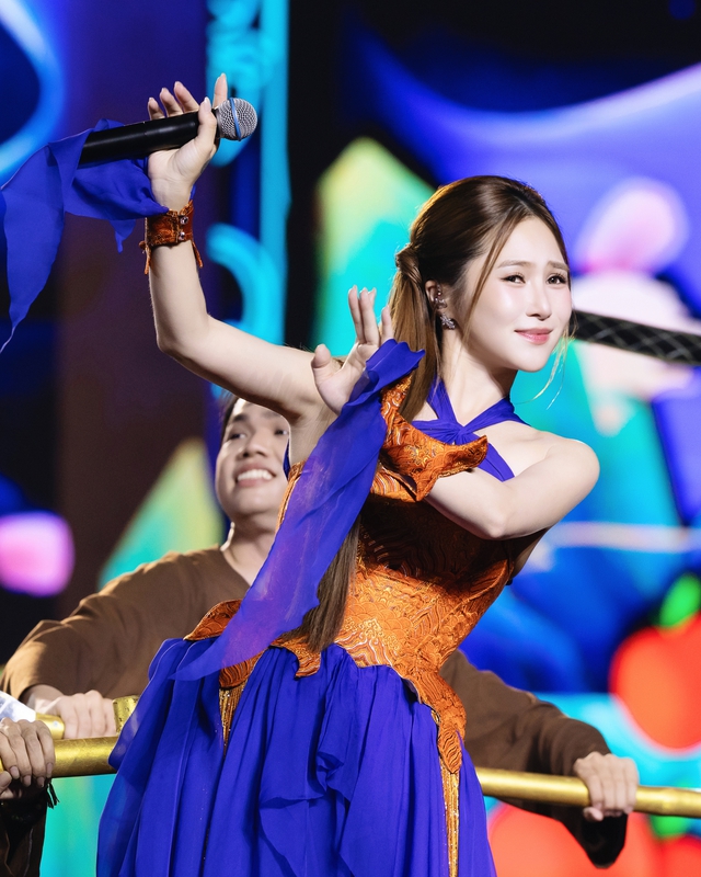 'Kh&uacute;c giao tranh' giữa Hương Tr&agrave;m v&agrave; V&otilde; Hạ Tr&acirc;m - Ảnh 3.