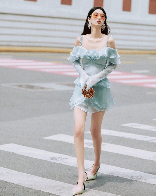 Đầm đ&iacute;nh hoa 3D tạo điểm nhấn ki&ecirc;u sa, gi&uacute;p n&agrave;ng chiếm trọn spotlight- Ảnh 2.