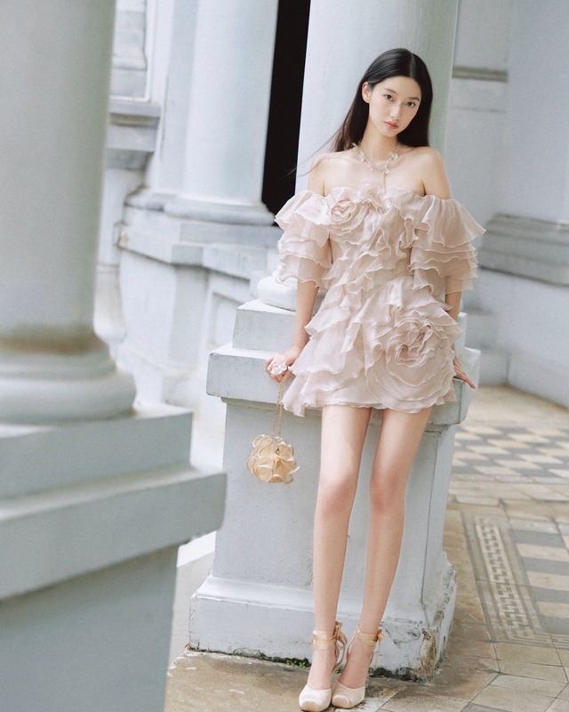 Đầm đ&iacute;nh hoa 3D tạo điểm nhấn ki&ecirc;u sa, gi&uacute;p n&agrave;ng chiếm trọn spotlight- Ảnh 3.