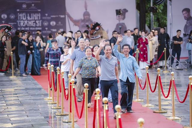 Kh&aacute;n giả đội mưa đến xem &lsquo;Hộ linh tr&aacute;ng sĩ: B&iacute; ẩn mộ vua Đinh&rsquo; - Ảnh 2.
