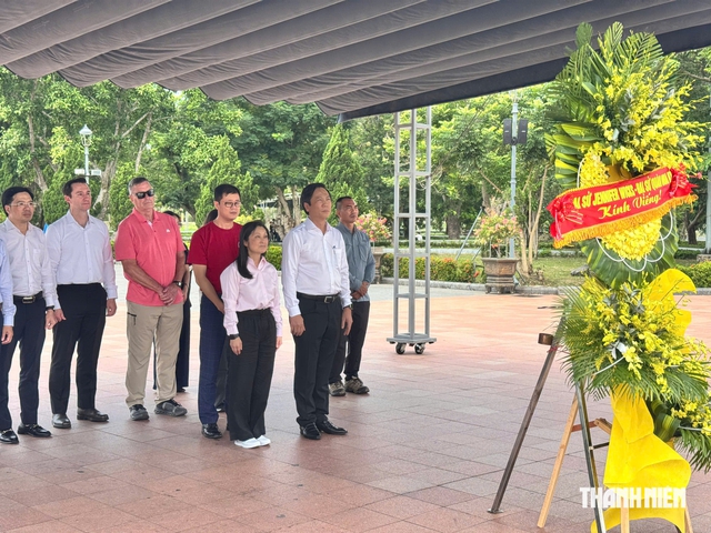 Đại sứ Mỹ tại Việt Nam d&acirc;ng hương tại di t&iacute;ch Th&agrave;nh cổ Quảng Trị- Ảnh 1.