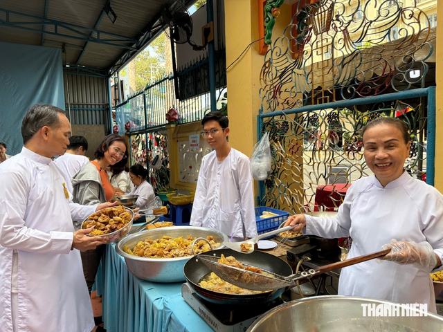 Người theo đạo Cao Đài ăn chay ra sao trong những ngày rằm? - Ảnh 1.