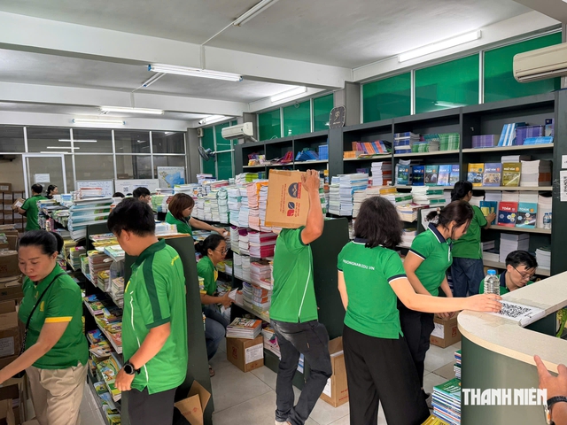 Học sinh TP.HCM tựu trường, nhà sách vẫn đông nghịt người tìm sách giáo khoa sáng nay - Ảnh 16.