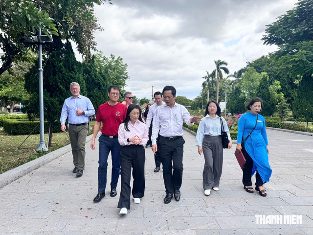 Đại sứ Mỹ tại Việt Nam d&acirc;ng hương tại di t&iacute;ch Th&agrave;nh cổ Quảng Trị- Ảnh 3.