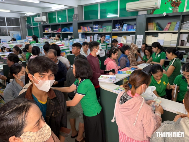 Học sinh TP.HCM tựu trường, nhà sách vẫn đông nghịt người tìm sách giáo khoa sáng nay - Ảnh 17.