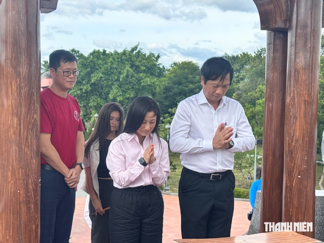 Đại sứ Mỹ tại Việt Nam d&acirc;ng hương tại di t&iacute;ch Th&agrave;nh cổ Quảng Trị- Ảnh 2.