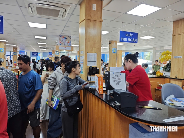 Học sinh TP.HCM tựu trường, nhà sách vẫn đông nghịt người tìm sách giáo khoa sáng nay - Ảnh 7.