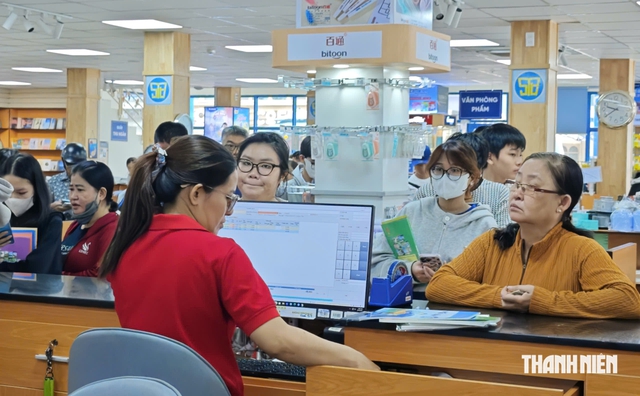 Học sinh TP.HCM tựu trường, nhà sách vẫn đông nghịt người tìm sách giáo khoa sáng nay - Ảnh 6.