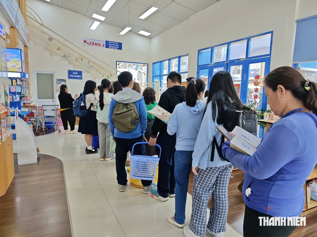 Học sinh TP.HCM tựu trường, nhà sách vẫn đông nghịt người tìm sách giáo khoa sáng nay - Ảnh 4.